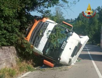 Baiso, camion esce di strada e si ribalta su un fianco: ferito il conducente