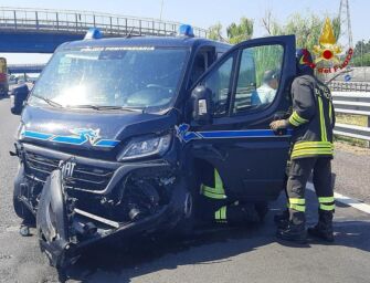 Furgone della Polizia penitenziaria contro un camion in A1, feriti tre agenti