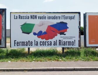 Modena, cartelli filorussi contro riarmo e Mattarella. Il sindaco Mezzetti: “Inaccettabile”