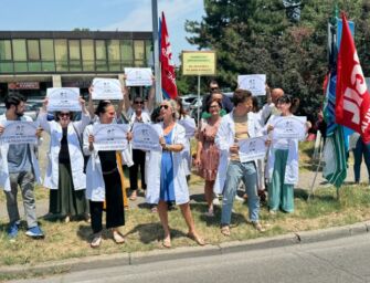Reggio, protesta davanti a Federfarma: “Un farmacista vale 120 euro lordi? Vergogna”