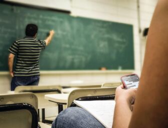 Scuola, la stretta del Ministero: smartphone in classe vietati anche alle superiori