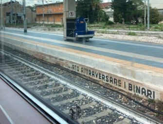 Telone agricolo sulle linee elettriche per il forte vento, sospesa la linea ferroviaria non AV tra Reggio e Sant’Ilario