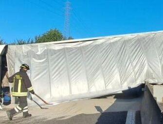Camion che trasporta sabbia si ribalta sull’autostrada A1 e disperde parte del carico