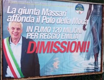 A Reggio maxi-cartellone di Fratelli d’Italia: “Massari affonda il Polo della Moda. Dimissioni!”