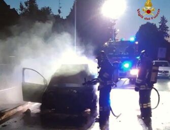 Reggio, auto in fiamme per un guasto durante la marcia: spavento ma nessun ferito