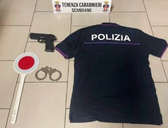 Scandiano. In giro con pistola, paletta e manette, a casa una finta polo della Polizia: denunciato