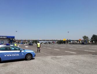 Fermati sull’A1, in auto 250.000 euro in oggetti d’oro e 12.000 euro in contanti: denunciati