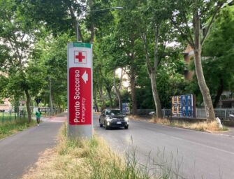 Albinea. Sbanda e si schianta contro un albero, grave automobilista di 56 anni