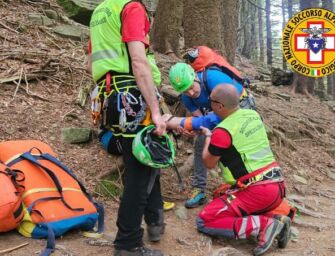 Cade sul sentiero verso il lago Padre e si fa male a una gamba, arriva l’elisoccorso