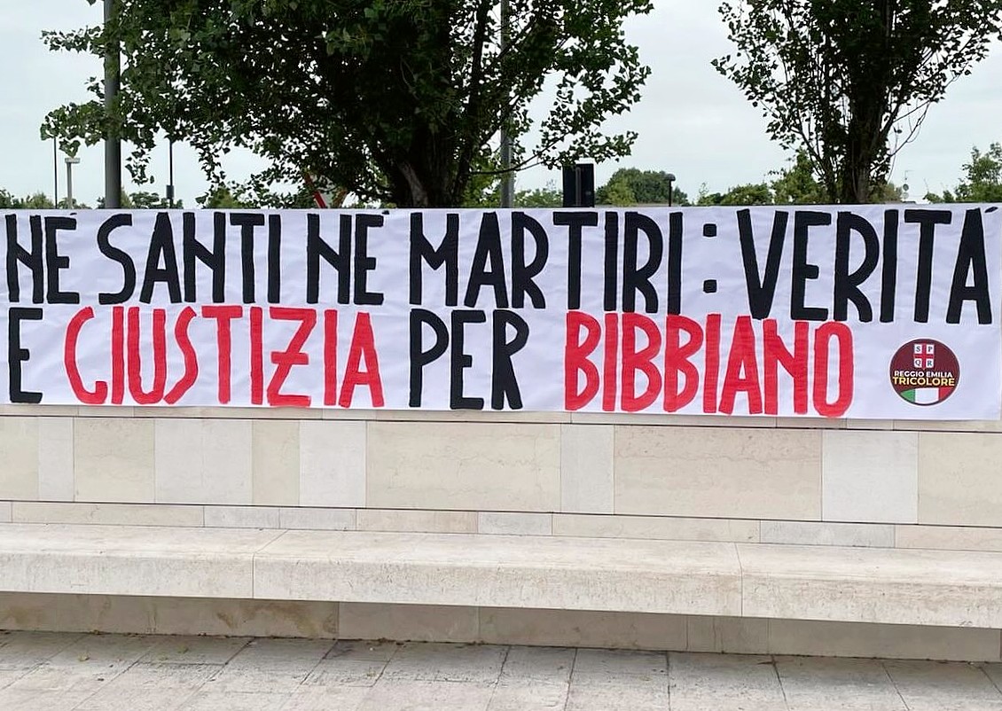 Reggio, striscione dellestrema destra davanti alla chiesa del Sacro Cuore:  “Verità e giustizia per Bibbiano” | 24Emilia