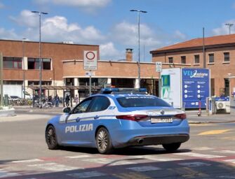 Reggio. La barista non gli serve più da bere perché è ubriaco, lui la minaccia con un’asta di ferro: denunciato