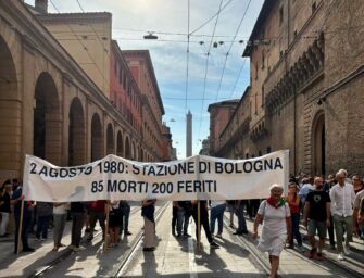 A Bologna in migliaia in corteo per il 45° anniversario della strage alla stazione