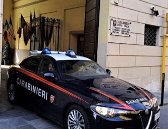 Reggio. Rifiuta di pagare l’hotel e minaccia i carabinieri con un coltello: arrestato 38enne