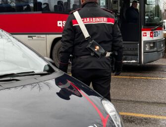 Reggio. Prima lo deridono sul bus, poi lo rapinano per strada: 5 giovani denunciati dai carabinieri
