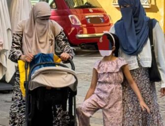 Reggio Emilia, donne col volto coperto in centro.  La Lega: “Il velo integrale nei luoghi pubblici è incompatibile con sicurezza e diritti”