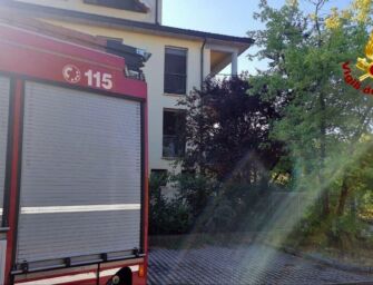 Incendio in un appartamento di San Martino in Rio, quattro famiglie evacuate
