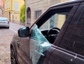 Reggio. Raid in via Gabbi, ladro spacca finestrino dell’auto ma l’antifurto lo mette in fuga