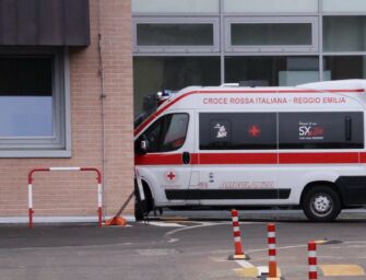 Incidente a Reggio, ragazza di 17 anni investita da un’auto in via Martiri di Cervarolo