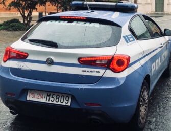 Reggio. Cerca di fare irruzione nella sua vecchia casa e aggredisce i poliziotti: denunciato