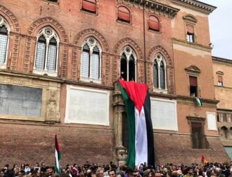 Il Comune di Bologna espone maxi-bandiera palestinese da Palazzo d’Accursio per Gaza