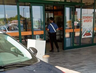 Cadelbosco Sopra. Con l’auto dello zio ruba la borsa di una donna al supermercato: denunciato