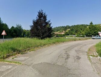 Auto contro scooter sulla Statale 63 a Felina, morto un uomo di 38 anni