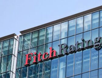 Fitch alza il rating dell’Italia a BBB+. Esulta il governo: “Riportato il Paese sulla strada giusta”