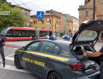 Parma. Auto con 5 persone a bordo non si ferma all’alt, scatta l’inseguimento: erano tutti minorenni