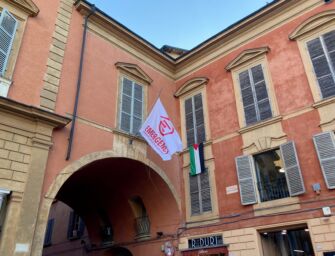 Reggio, anche dal consiglio comunale “no” alla rimozione della bandiera della Palestina