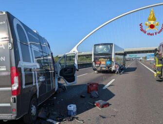 Furgone tampona pullman di turisti sull’A1 all’altezza di Reggio, un morto