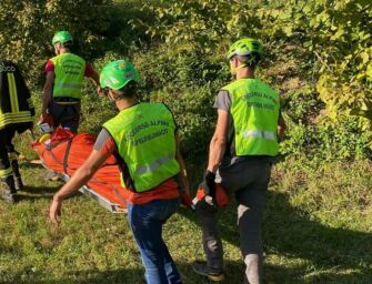 Casina, auto esce di strada e finisce in una scarpata in località La Borra: in salvo il conducente