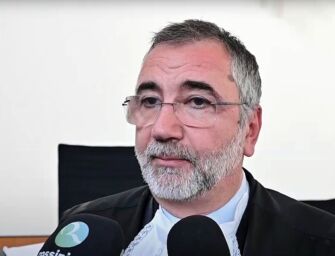 Fu trasferito da Reggio per “favori al Pd”: ora Mescolini vuole oltre 500.000 euro di danni