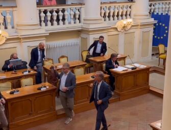 Reggio. No a odg su bandiera Palestina, opposizioni lasciano l’aula e vanno dal prefetto