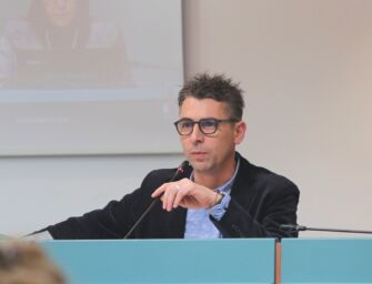 Fratelli d’Italia ancora contro Burani: “Dice di essersi dimesso nel 2021, ma nel 2022 ha preso soldi dal Dinamico Festival”