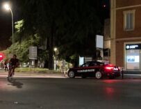 Lite in via Turri a Reggio, uomo di 42 anni colpito con spray urticante e accoltellato