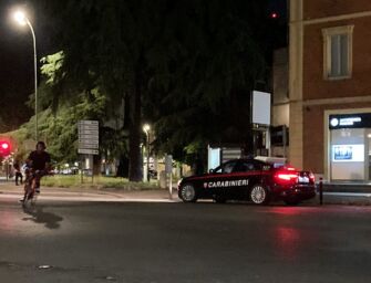 Reggio. Spintona un carabiniere, in auto aveva un coltello: scatta la denuncia