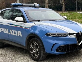 Reggio. Si aggira in zona stazione su un monopattino con un coltello: denunciato