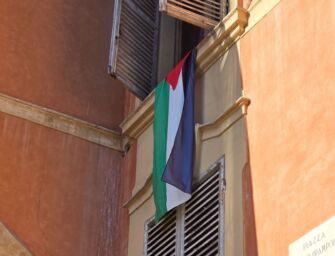 7 ottobre, Eboli: “Togliere oggi la bandiera della Palestina dal Comune di Reggio”