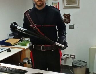 Campagnola. Gira in auto con una mazza da baseball accanto al sedile: denunciato