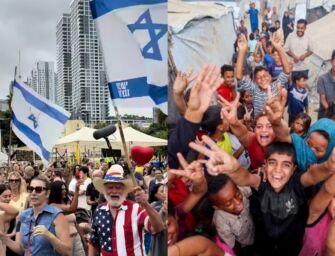 Gaza, con il “cessate il fuoco” scatta la festa di palestinesi e famiglie degli ostaggi