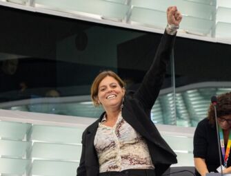 Il Parlamento europeo dice no alla revoca dell’immunità: Ilaria Salis salva per un voto