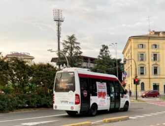 Reggio. Strappa lo smartphone a una giovane sul minibù, ma la fuga dura poco: denunciato