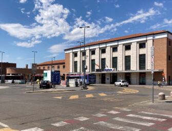 A Reggio un presidio di cittadini in stazione. I residenti: “Basta degrado e insicurezza”