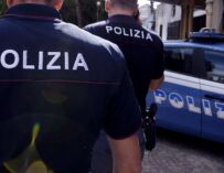 Reggio. Cerca di rubare in un negozio, poi butta a terra un uomo in sedia a rotelle