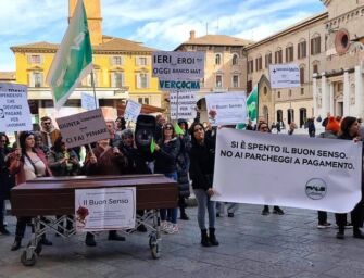 Reggio, corteo funebre dei lavoratori della sanità: “Parcheggi gratis all’ospedale”
