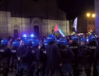 Guerriglia proPal a Bologna: scontri tra manifestanti e forze dell’ordine
