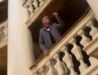 Reggio, uomo interrompe il consiglio per protesta: “In Comune non risponde nessuno”