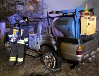 Incendio a Scandiano, due auto a fuoco in piena notte
