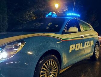 Reggio. Vedono la polizia e scappano: l’auto era rubata, il conducente senza patente