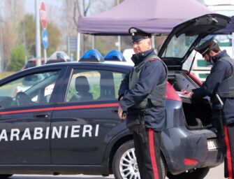 Inseguimento a oltre 200 km/h nella Bassa reggiana, poi tentano di investire i carabinieri: arrestati